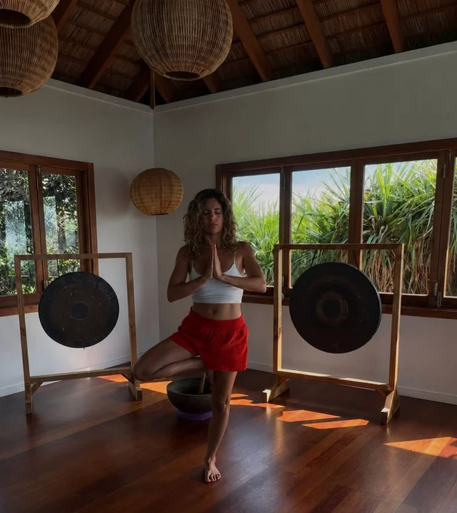 Ilaria in equilibrio, con le mani unite davanti al cuore