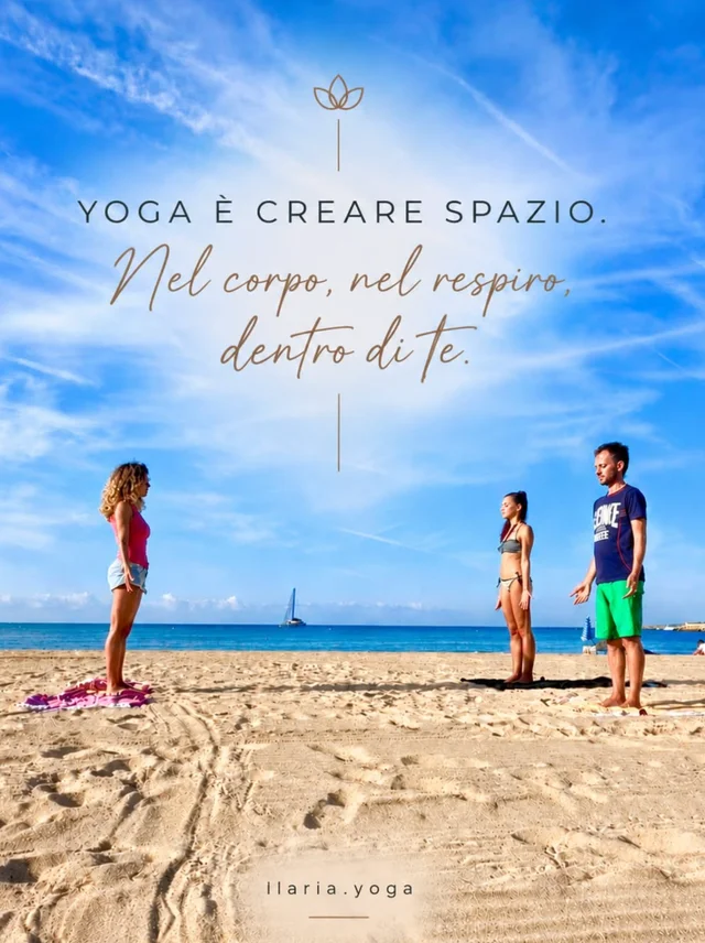 Yoga è creare spazio. Nel corpo, nel respiro, dentro di te. Una pratica sulla spiaggia sotto un cielo azzurro.